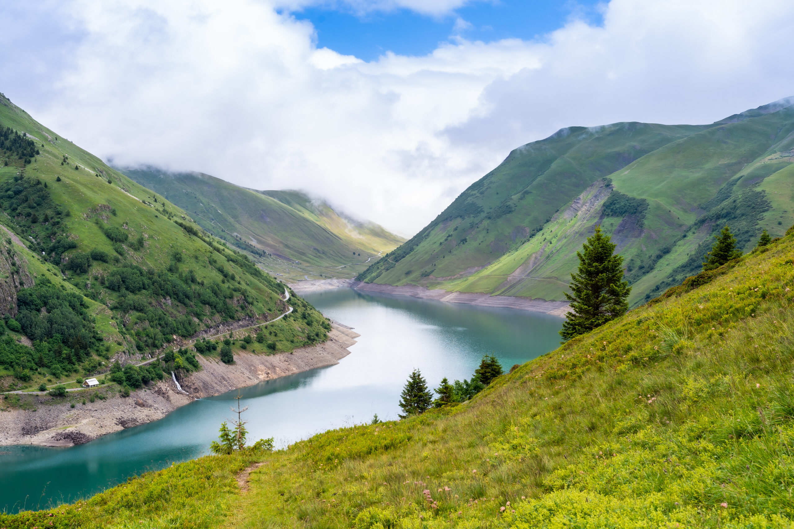 Paysage de montagnes vertes avec un fleuve 