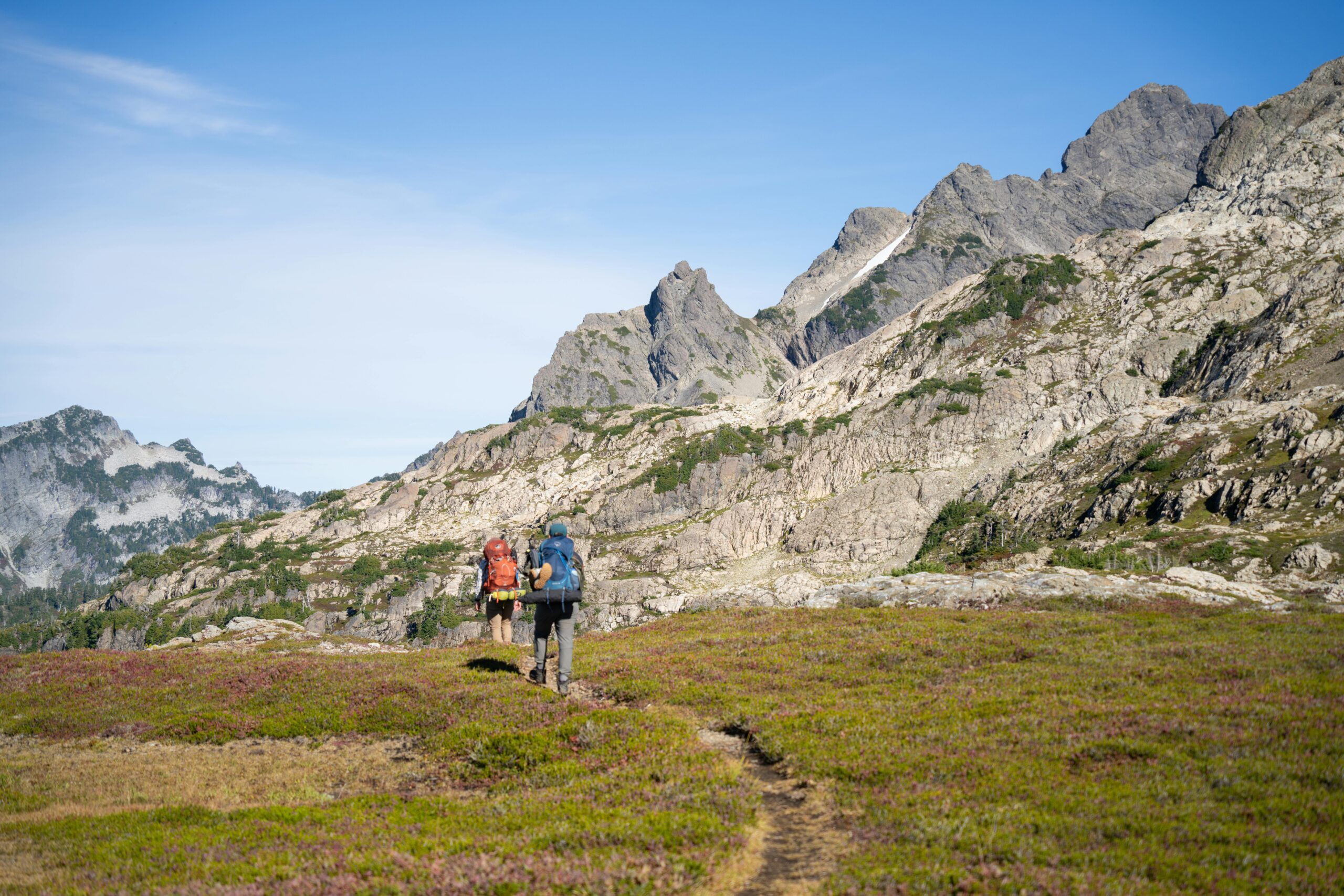 Deux randonneurs en montagne